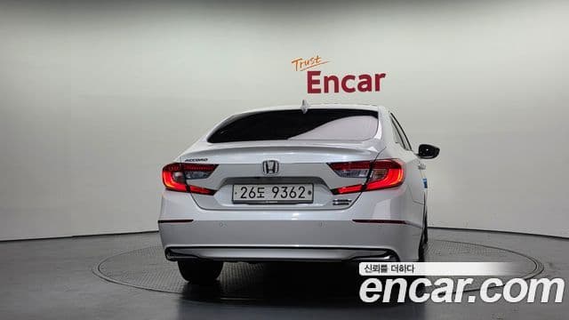 Honda Accord 10세대 2.0 гибрид Туринг (Touring), 2018 4