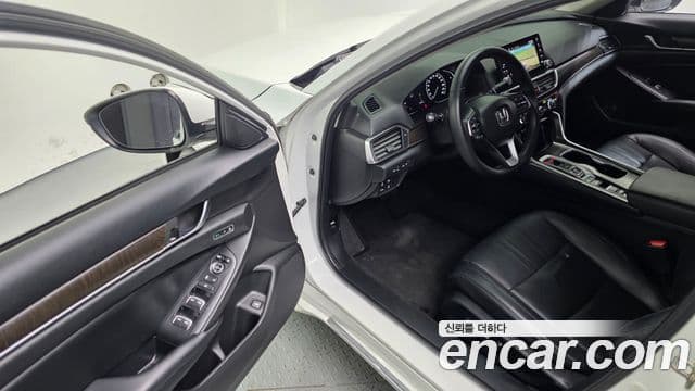 Honda Accord 10세대 2.0 гибрид Туринг (Touring), 2018 13