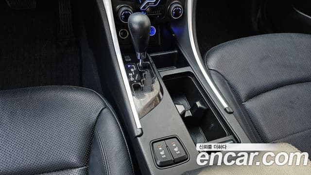 Hyundai YF Sonata чёрный, 2011 9