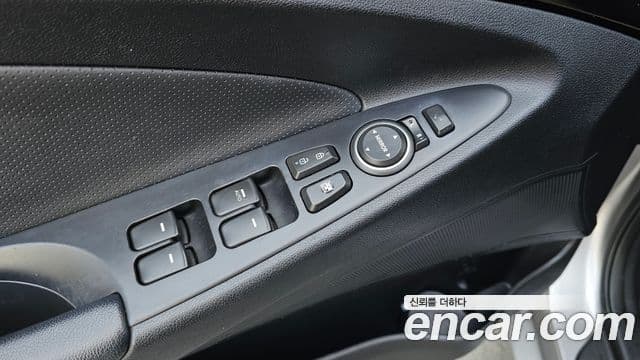 Hyundai YF Sonata чёрный, 2011 15