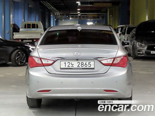Hyundai YF Sonata чёрный, 2011 3