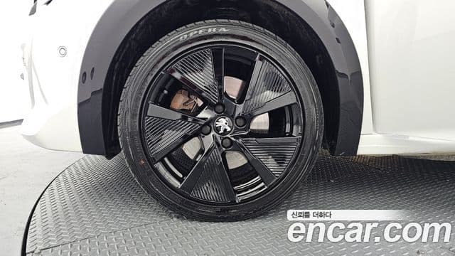 Peugeot e-208 2세대 GT, 2022 все фото