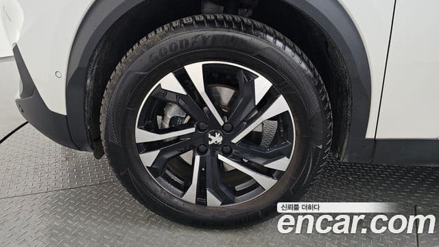 Peugeot e-2008 2세대 EV GT, 2023 все фото