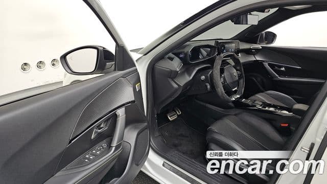 Peugeot e-2008 2세대 EV GT, 2023 10