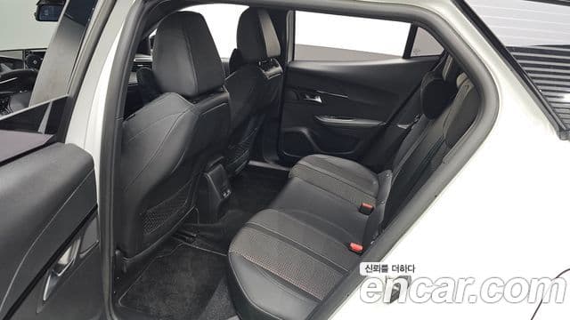 Peugeot e-2008 2세대 EV GT, 2023 12