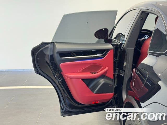 Porsche Macan EV 4S, 2025 8