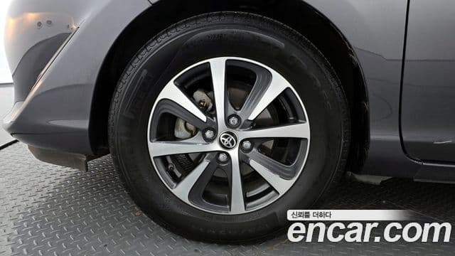 Toyota 프리우스 C, 2018 все фото