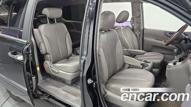 Kia Carnival R Premium, 2012 11