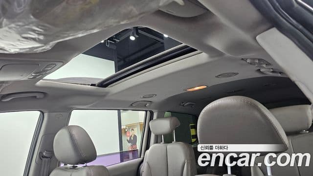 Kia Carnival R Premium, 2012 16