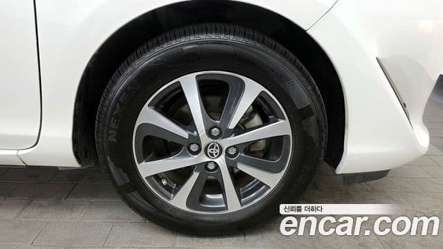 Toyota 프리우스 C, 2019 все фото