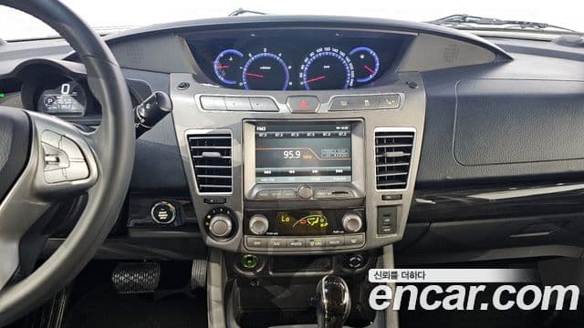 KG모빌리티(SsangYong) Korando 투리스모 4WD TX 9인승, 2016 15