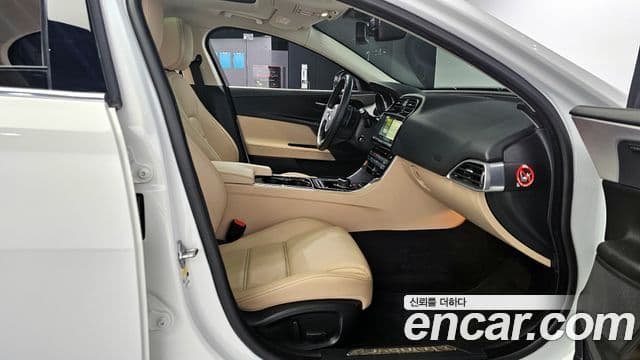 Jaguar XE Prestige, 2017 10