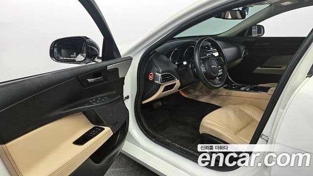 Jaguar XE Prestige, 2017 11