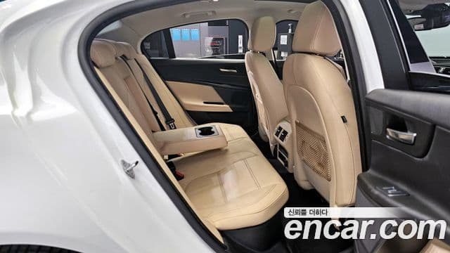 Jaguar XE Prestige, 2017 12