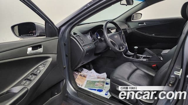 Hyundai YF Sonata Luxury, 2010 10