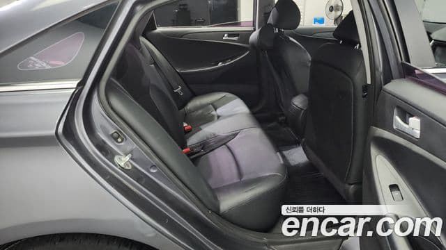 Hyundai YF Sonata Luxury, 2010 12