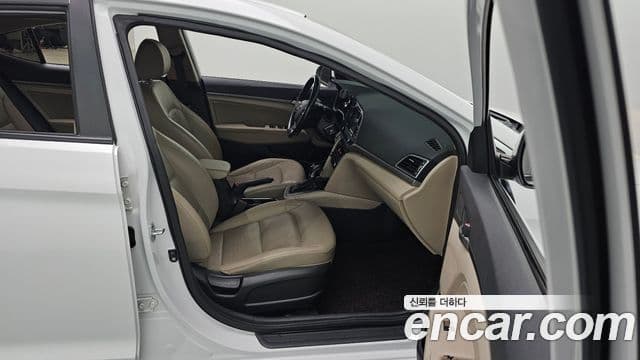 Hyundai Avante AD 1.6 e-VGT Smart, 2016 18