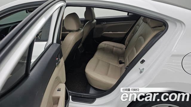 Hyundai Avante AD 1.6 e-VGT Smart, 2016 19