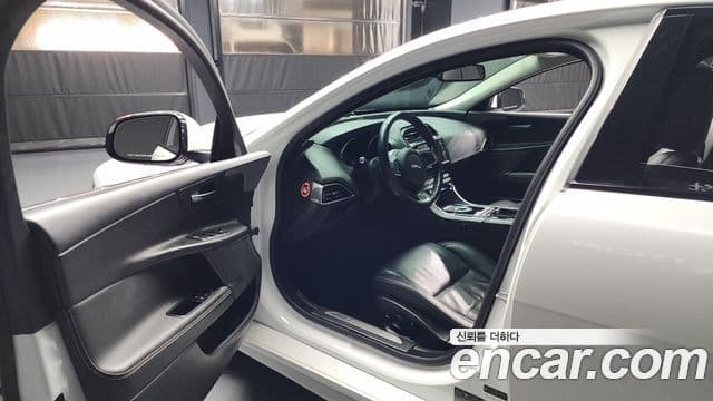 Jaguar XE 20d R스포츠, 2016 10