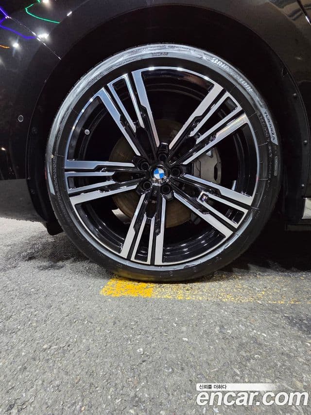 BMW 7시리즈 (G70) 750e xDrive M Sport, 2025 все фото