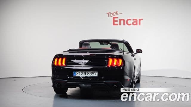 Ford Mustang кабриолет, 2023 4