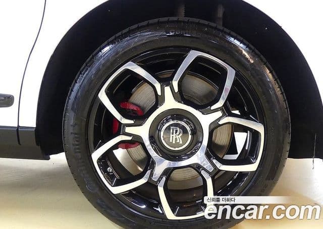 Rolls-Royce Cullinan 6.7 V12 чёрный эмблема, badge, 2023 9