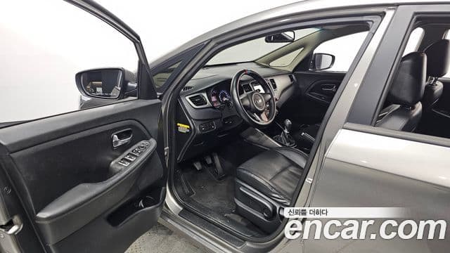 Kia All New Carens Luxury, 2016 10