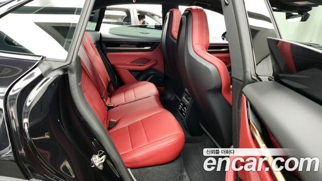 Porsche Macan EV 4S, 2025 12