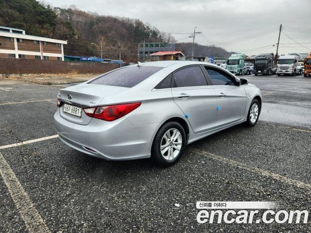 Hyundai YF Sonata Premier, 2010 7