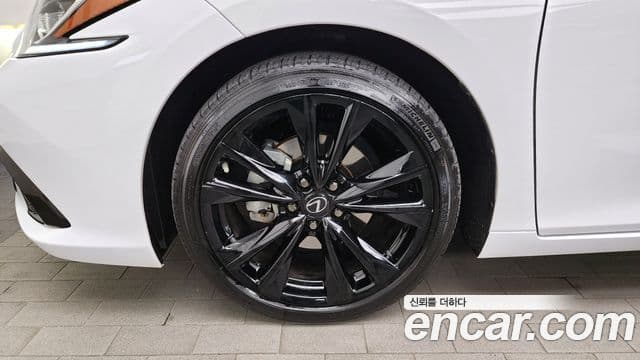 Lexus ES300h 7세대 F-Sport Design пакет, 2024 все фото