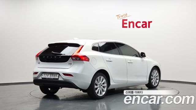 Volvo V40 2세대, 2015 2