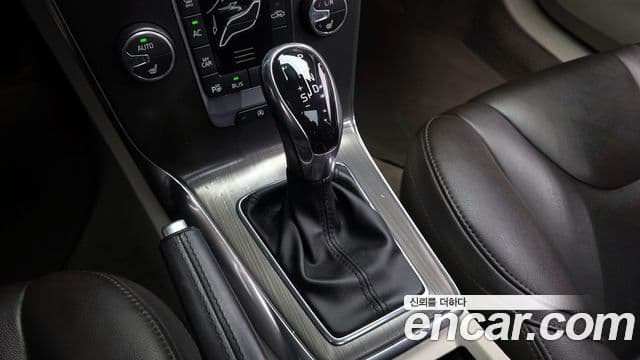 Volvo V40 2세대, 2015 9