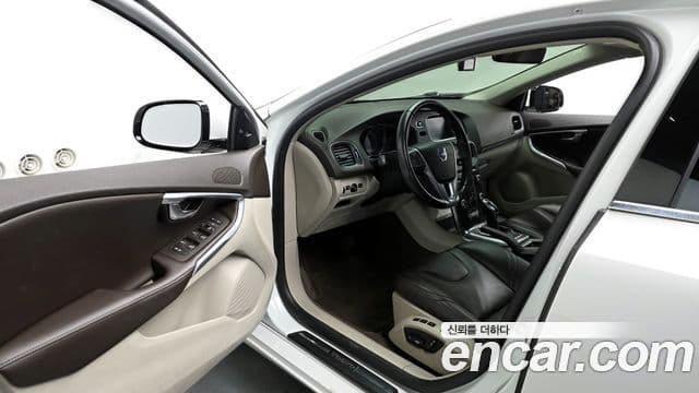 Volvo V40 2세대, 2015 10