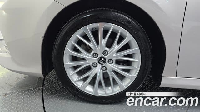 Toyota 캠리 (XV70) 2.5 XLE гибрид, 2018 все фото