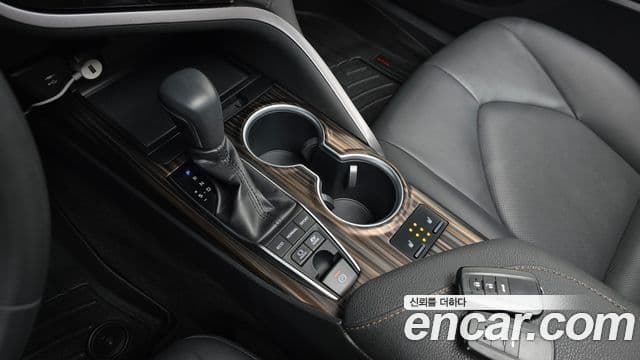 Toyota 캠리 (XV70) 2.5 XLE гибрид, 2018 9