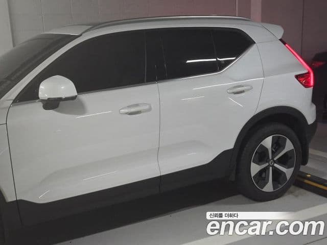 Volvo XC40 B4 Ultimate Bright, 2025 3