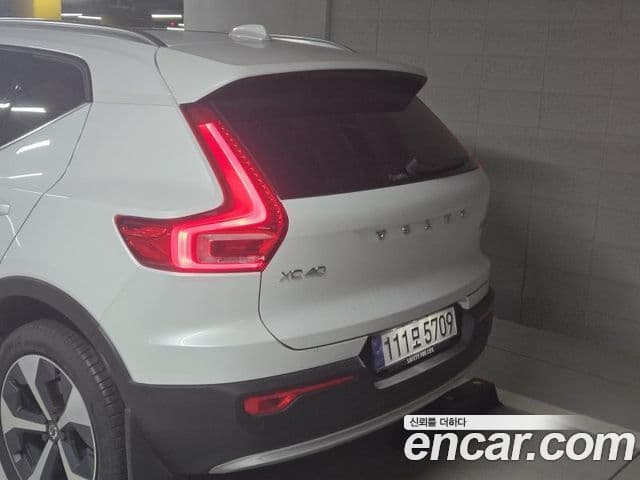 Volvo XC40 B4 Ultimate Bright, 2025 4