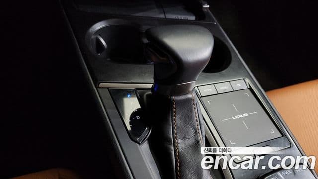 Lexus UX250h, 2021 9