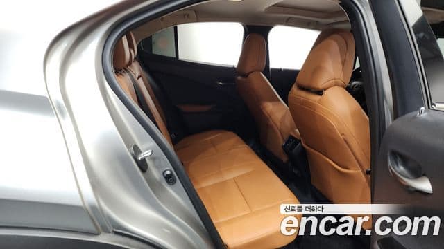 Lexus UX250h, 2021 12