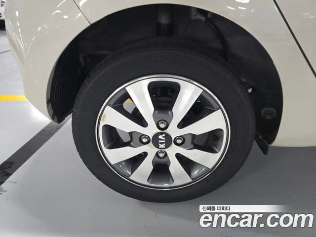 Kia All New Morning Deluxe Trendy, 2014 10