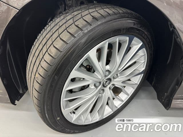 Toyota 캠리 (XV70) 2.5 XLE гибрид, 2018 все фото