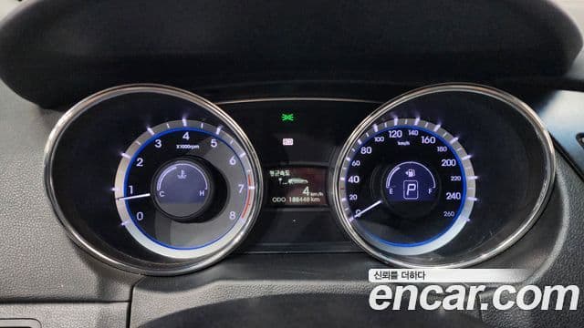 Hyundai YF Sonata Luxury, 2010 8