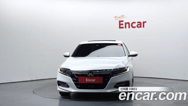 Honda Accord 10세대 2.0 гибрид Туринг (Touring), 2019 3