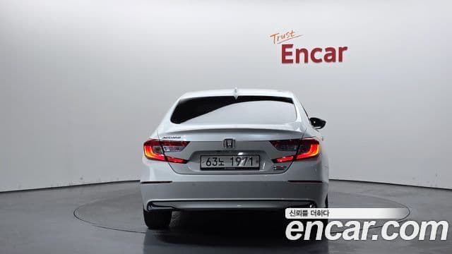 Honda Accord 10세대 2.0 гибрид Туринг (Touring), 2019 4