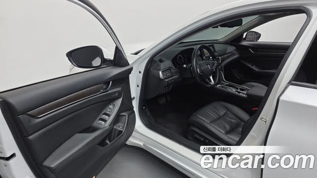 Honda Accord 10세대 2.0 гибрид Туринг (Touring), 2019 11