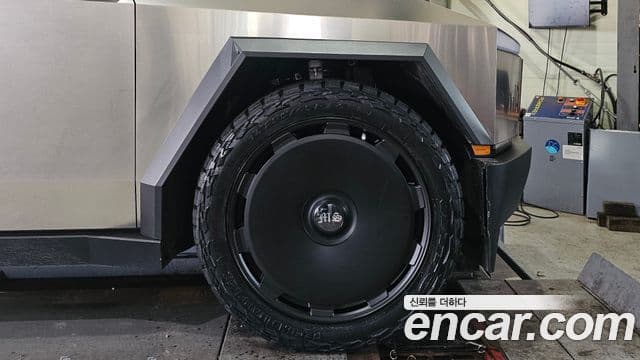 Tesla 사이버트럭, 2025 11