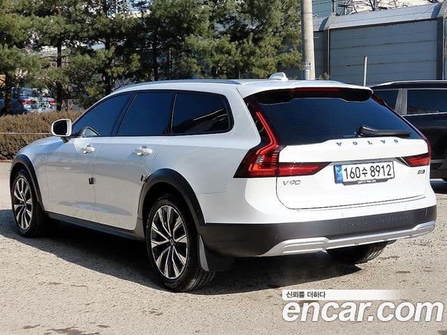 Volvo V90 Cross Country B5 Ultimate AWD, 2024 3