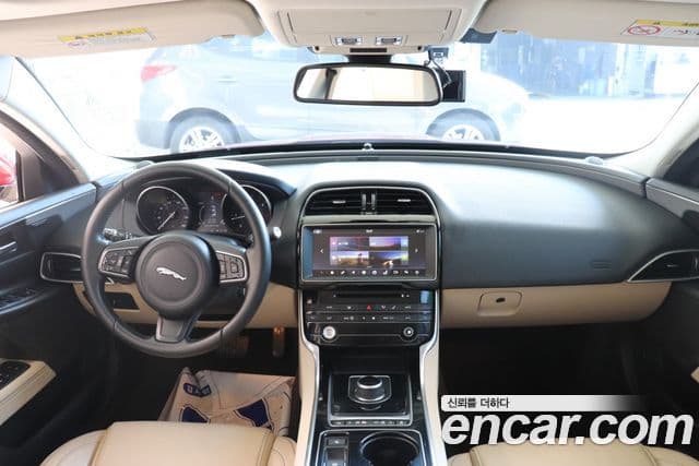 Jaguar XE Prestige, 2017 все фото