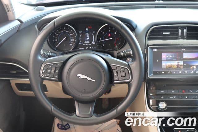 Jaguar XE Prestige, 2017 10