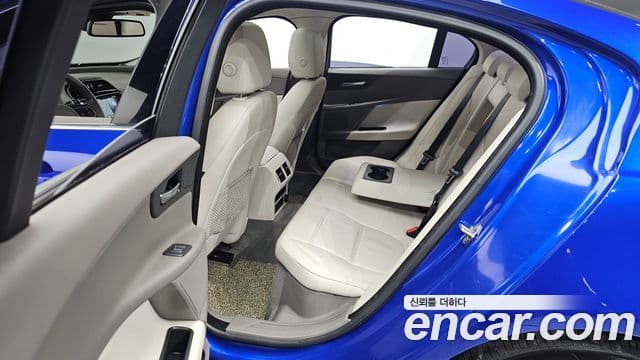 Jaguar XE Prestige, 2017 11